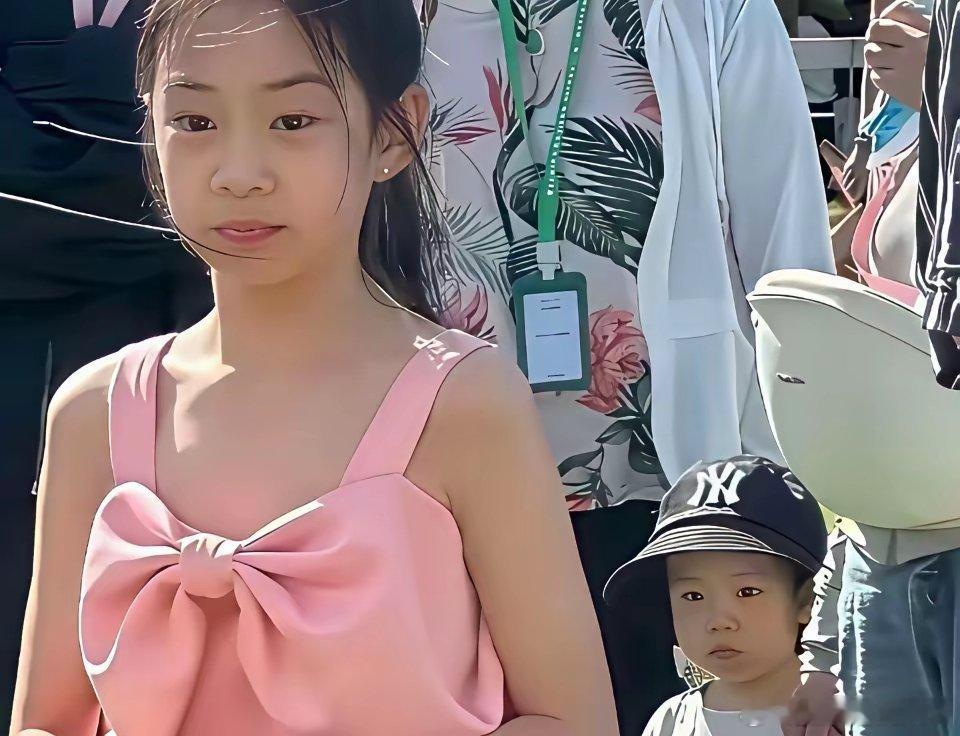 戚薇女儿小时候和妈妈一模一样，但长大了却越像爸爸了！ 