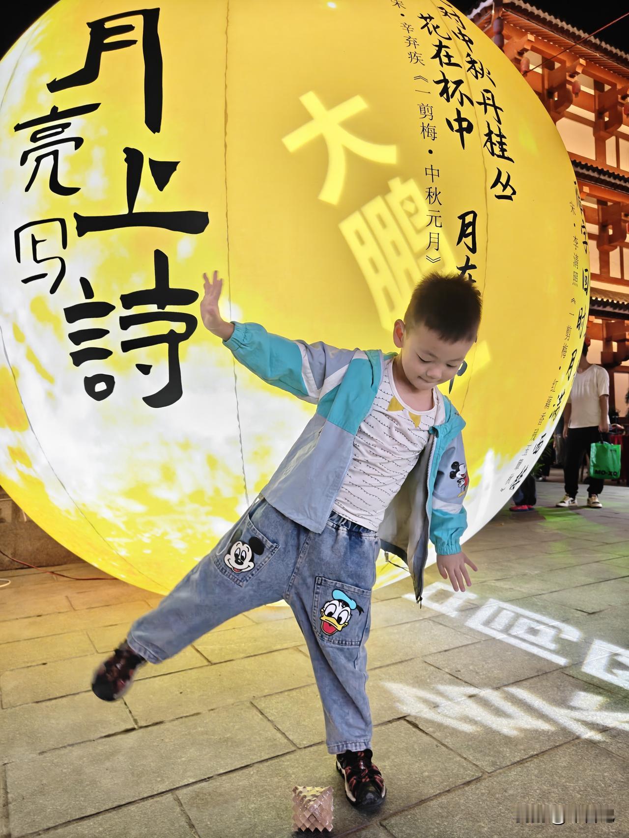 云遮月色雨轻敲，
笑语窗内暖酒飘。
莫问清辉何处觅，
阖家欢处即良宵。