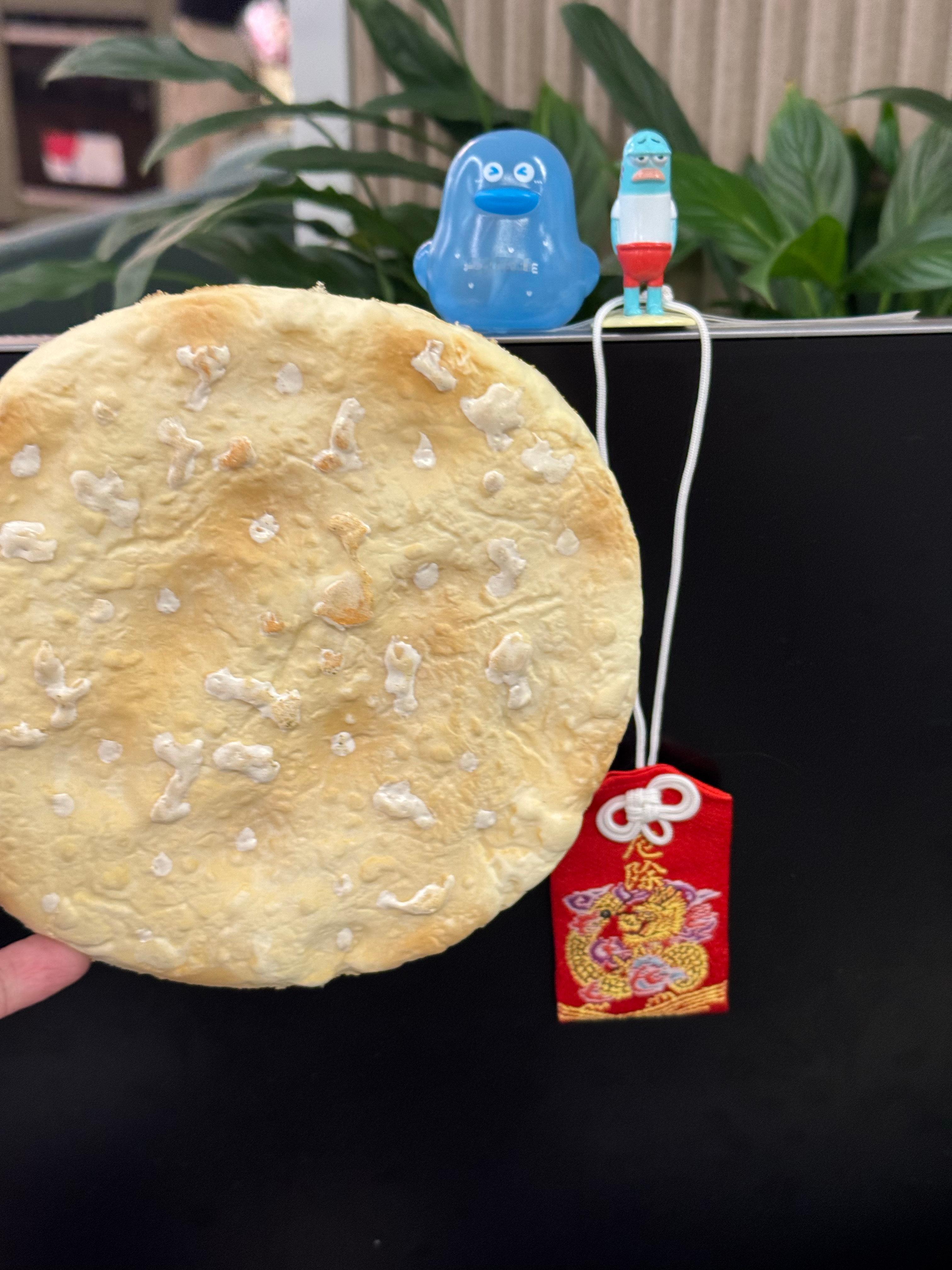 早晨来收到一位老板给的大饼下班前收到另一位老板给的除恶符意思是收了饼就要除厄 
