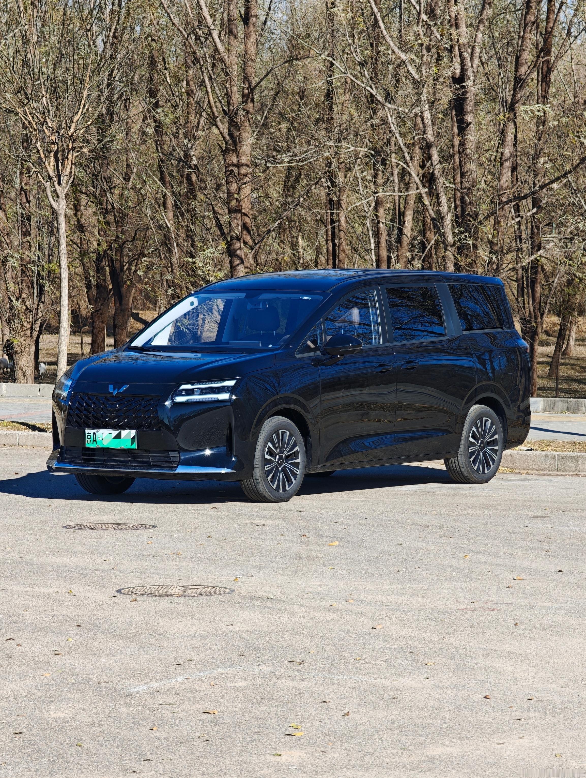 有小伙伴对这台车感兴趣吗？五菱星光730，顶配10万块钱的中型MPV1.5L插混