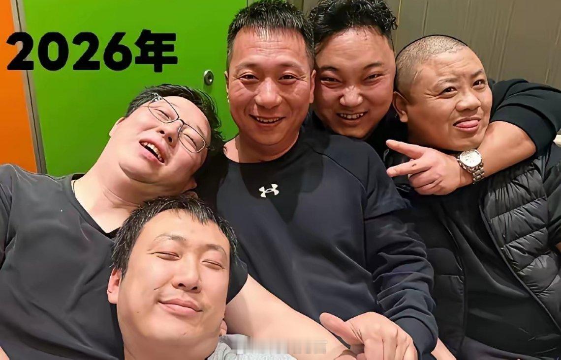 岁月就像无情的猪饲料，半点不由人，当初底下那个帅哥，也变丑了，还好友情还在。 