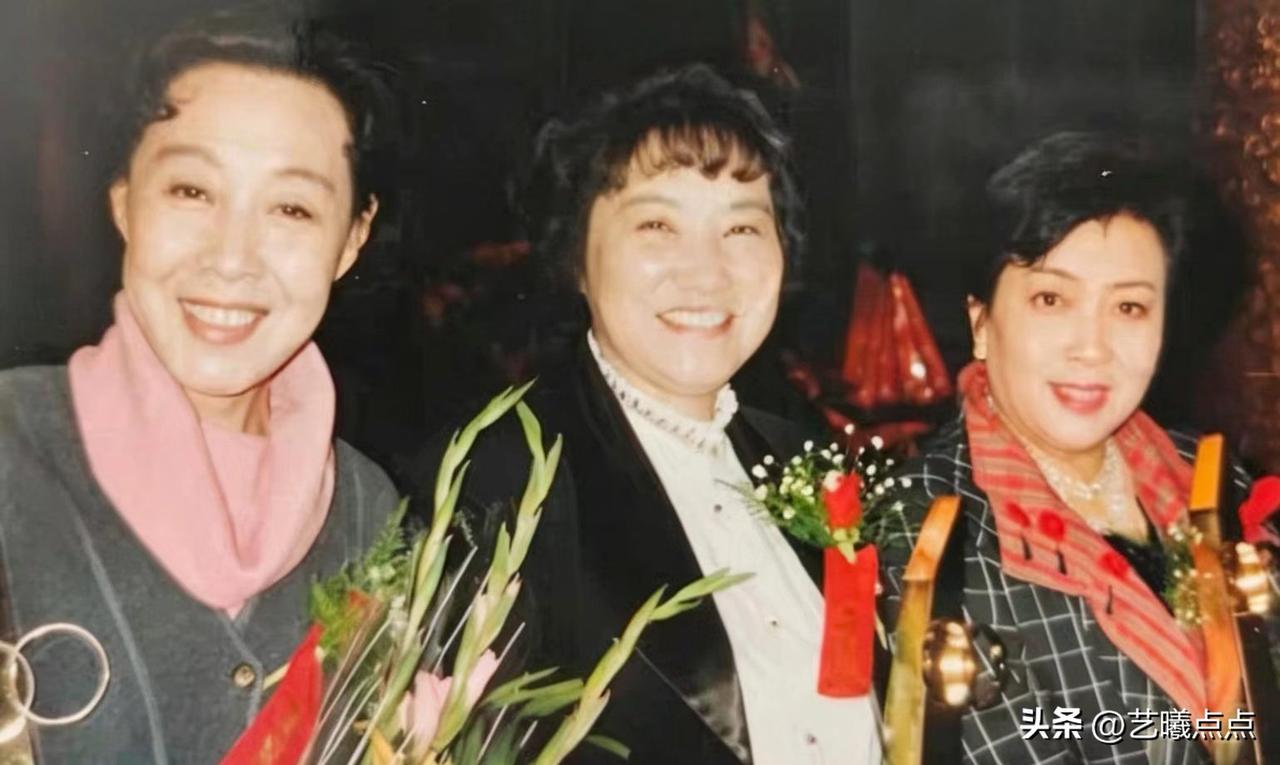 彼年，三位银幕上的老戏骨相聚，右一、二是谢芳、祝希娟，她俩在六十年代凭借主演的经