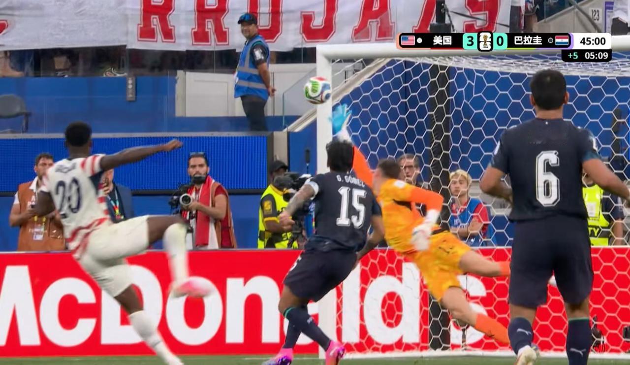 美国队这是踢疯了！面对以防守见长的巴拉圭，上半场就打进三球，麦肯尼造成博瓦迪利亚