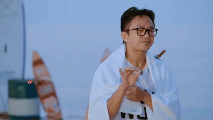 鹿晗首次烤串获邓超好评哈哈哈哈哈 被夸有童年的味道，手艺得到满分肯定，相爱相杀的