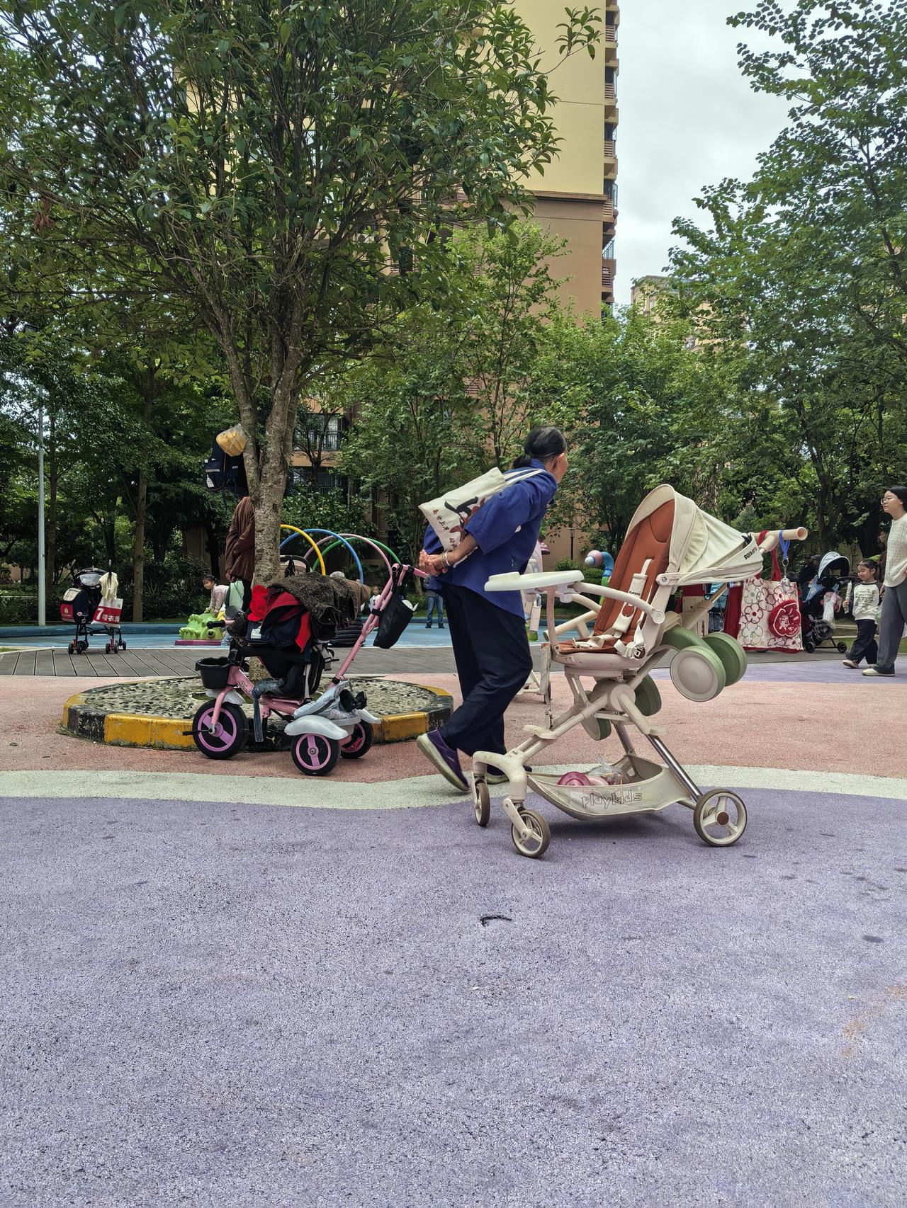 放学接娃儿了
很久没有接完她给她在楼下玩了
前段时间就是接完她就回去煮饭了
因为