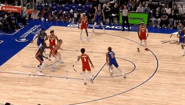 不输哥哥阿门！奥萨尔一样很硬！
在今天NBA常规赛活塞对阵老鹰的比赛的第一节比赛