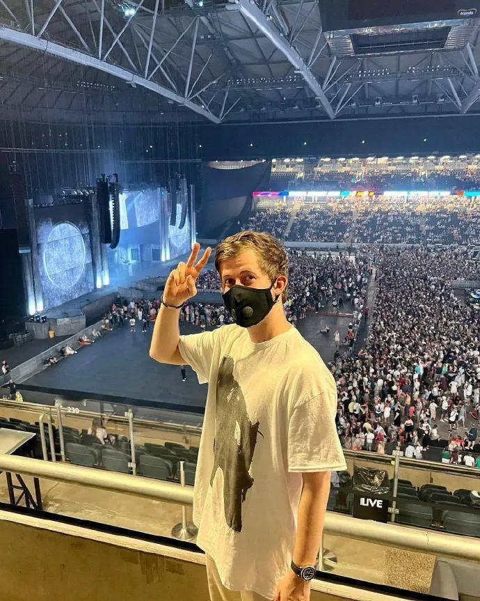 阿兰 Alan Walker 在超过10万人场馆发布了自己对于 Lady Gag