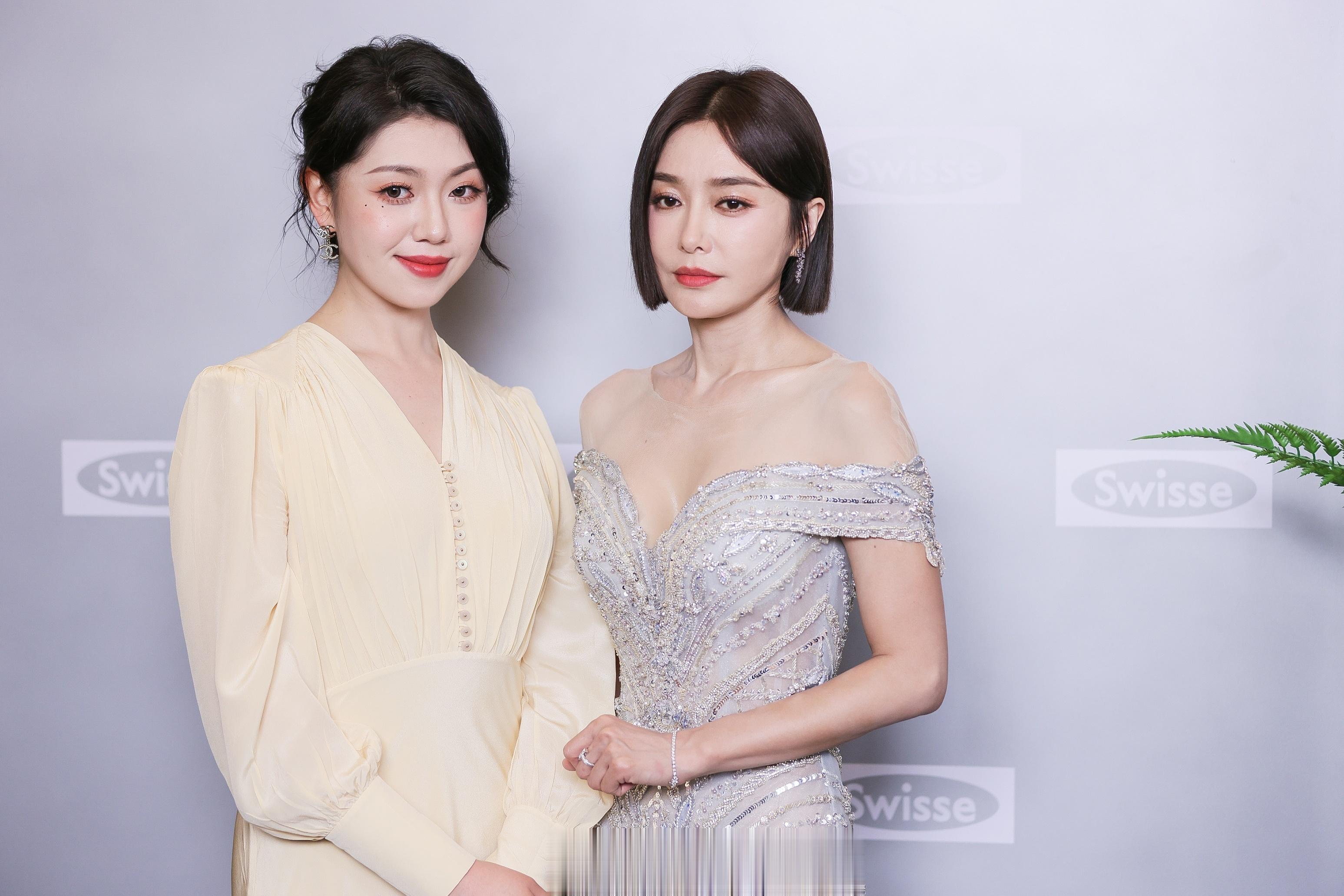 #上扬真的会发光#女明星果然是女明星，热巴的颜值还是这么能打！精致的小脸上丝毫看