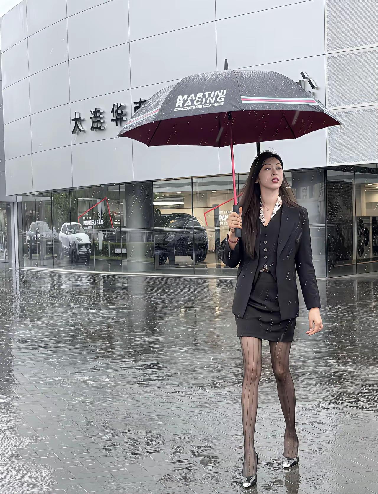 无论是下多大的雨，汽车店里的销售，都会走出来全程打着伞来保护你，以防你被淋湿。
