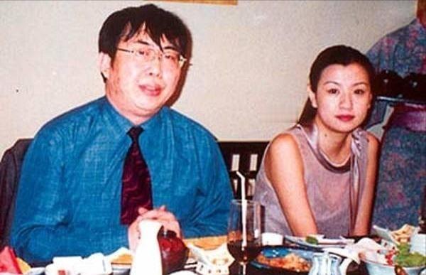 1990年，棋圣聂卫平教王刚的妹妹王静下围棋，一不小心王静怀孕了：“聂哥哥，我怀