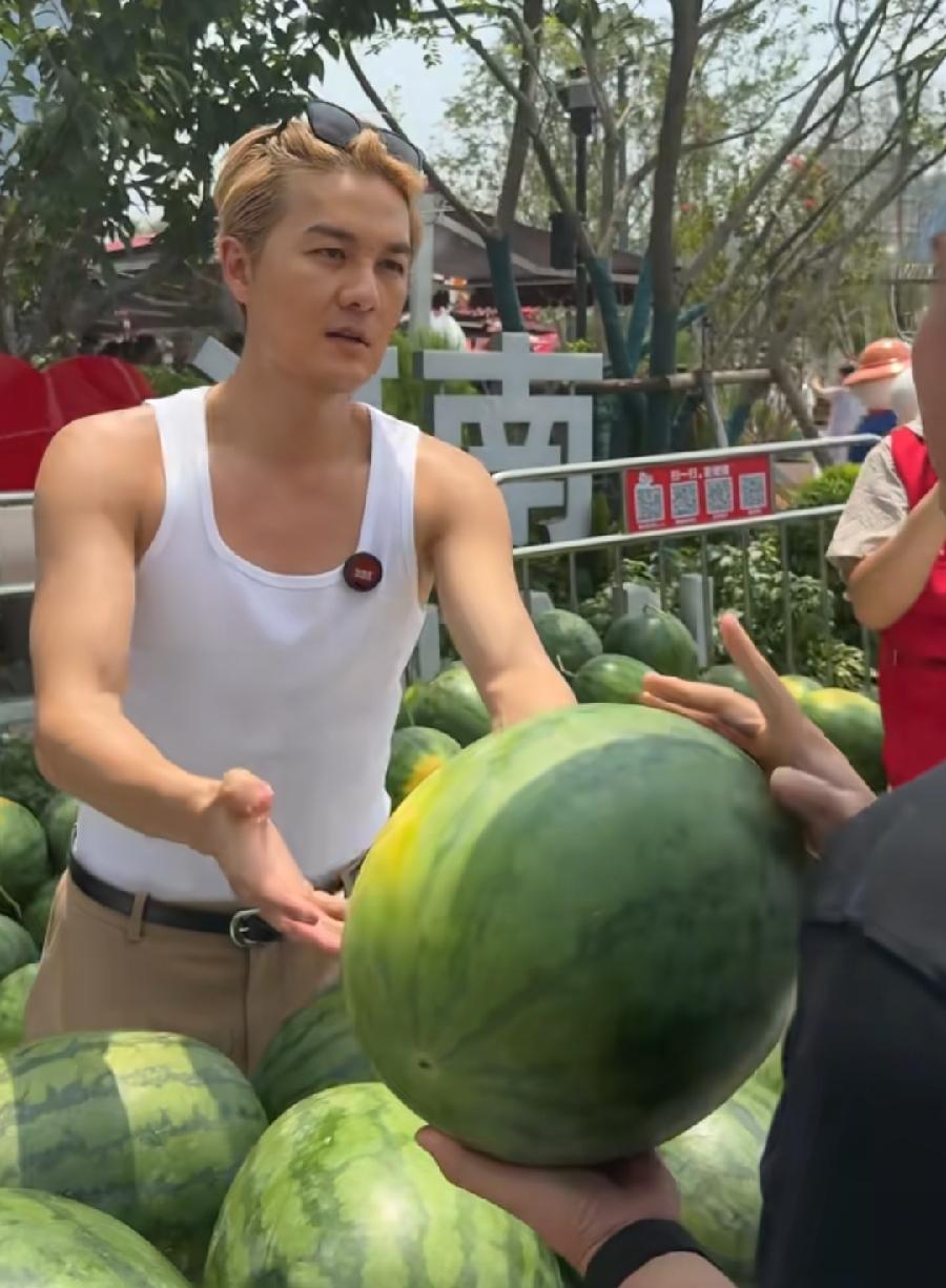 吴克群在河南卖西瓜，公益助农，郑州东站蜜雪冰城总部附近，响应河南籍演艺好友陆虎号