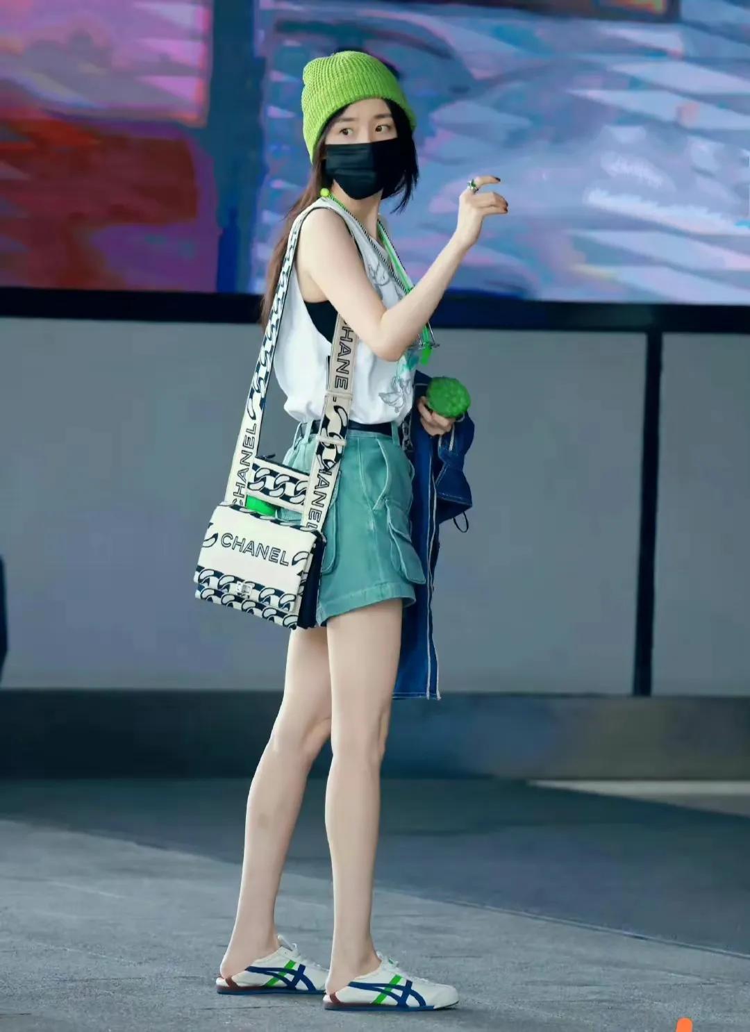 杨幂到底多爱秀身材，小背心配高腰裤真的好惹眼，蜂腰长腿一点都不像当妈的人！
虽然