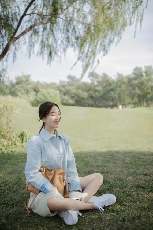 北京春季之美，袁姗姗亦曾赞叹。桃花笑春风，柳絮舞晴空，古城沐浴在温暖阳光中。街头