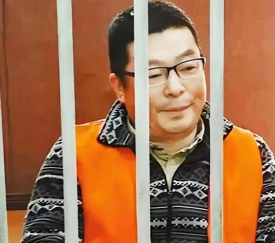 他靠卖“假药”救了上千人，却被铐进了看守所。
被他帮助过的病友含泪联名求情，最终