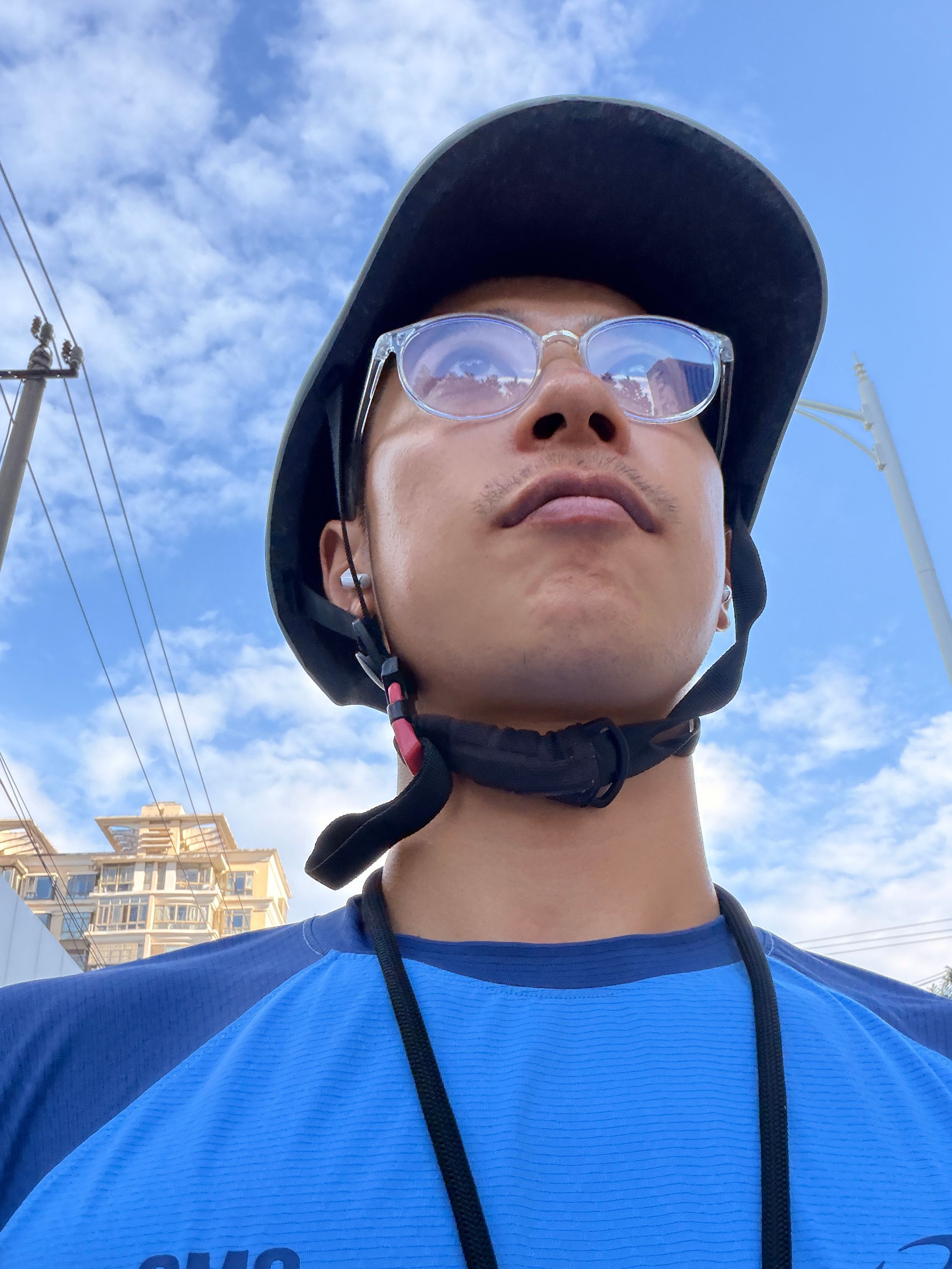 蓝蓝的天空麦抠抠