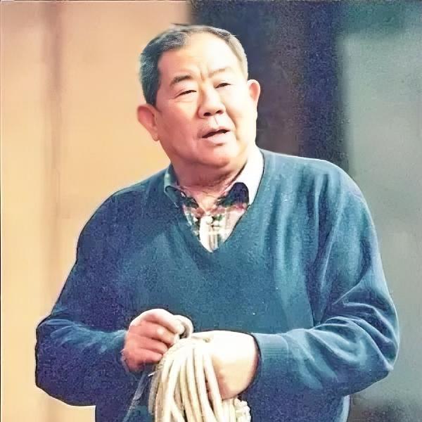 话剧演员何冰说，什么是大师？林连昆就是大师，当年我们排话剧，鸟人，他去拍电视剧，