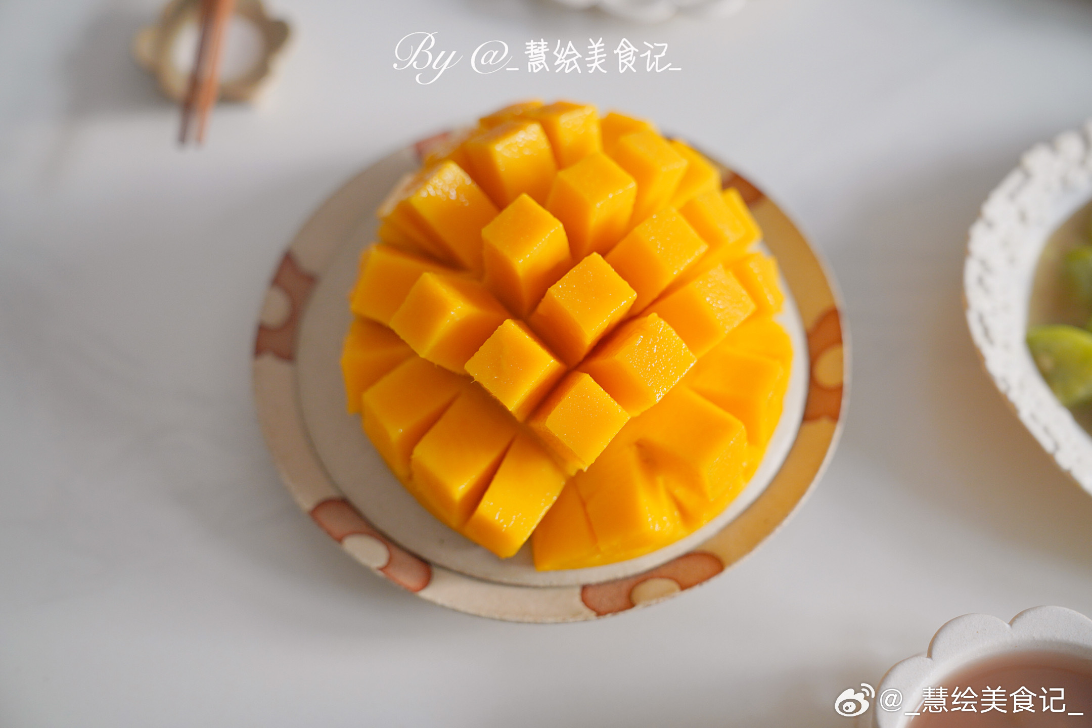 周三早呀[手指比心]早餐蒜蓉丝瓜、秋葵炒鸡蛋、杂粮粥、橙汁戚风蛋糕、拿铁咖啡、芒