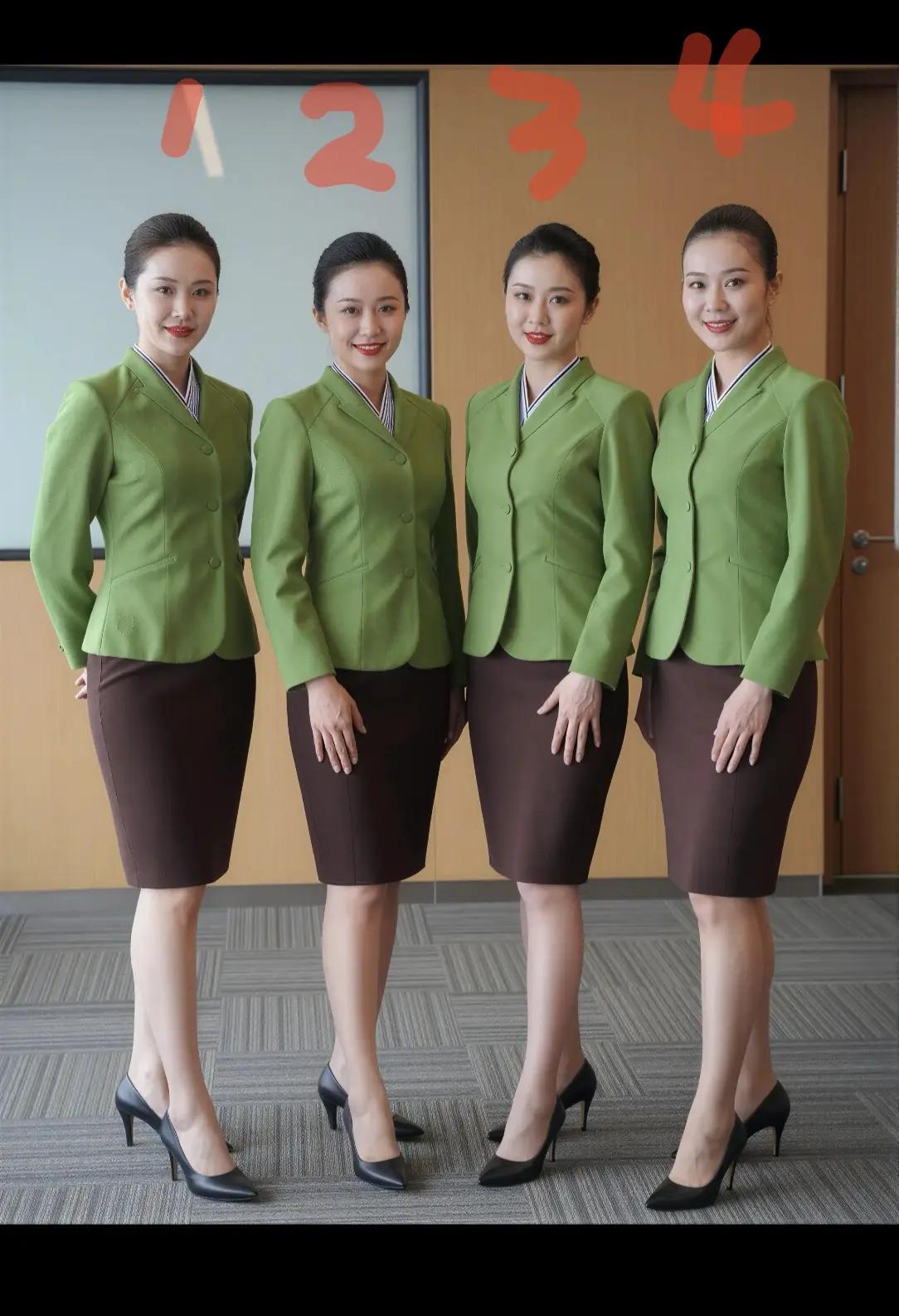 考考你们的眼力， 四个人当中，有一个是部门主管，凭你的直觉看，是几号？[what