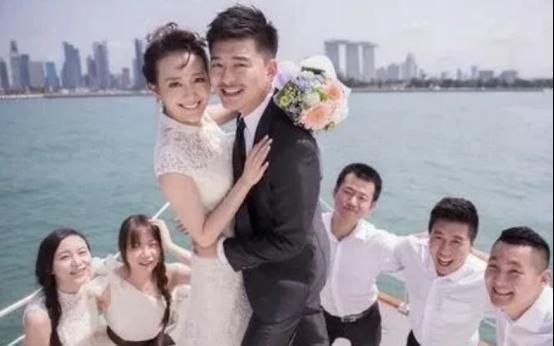 2013年，王鸥和演员张戈准备结婚，两人贴面热吻，把婚纱照也拍好了，请帖也发给了