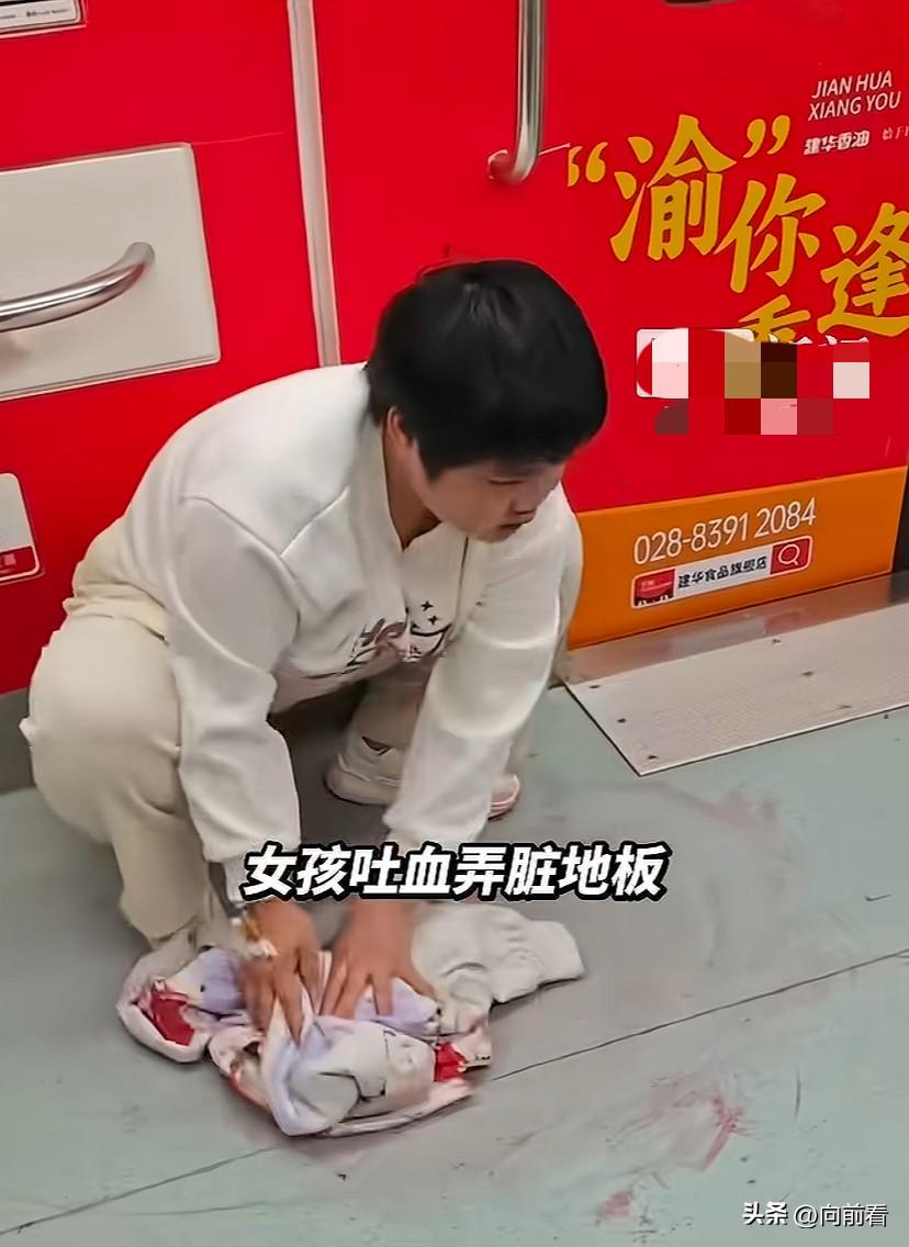 地铁上吐血还不忘擦干净，一年几十张病危通知单，20多岁的胡心瑶懂事的让人心疼！
