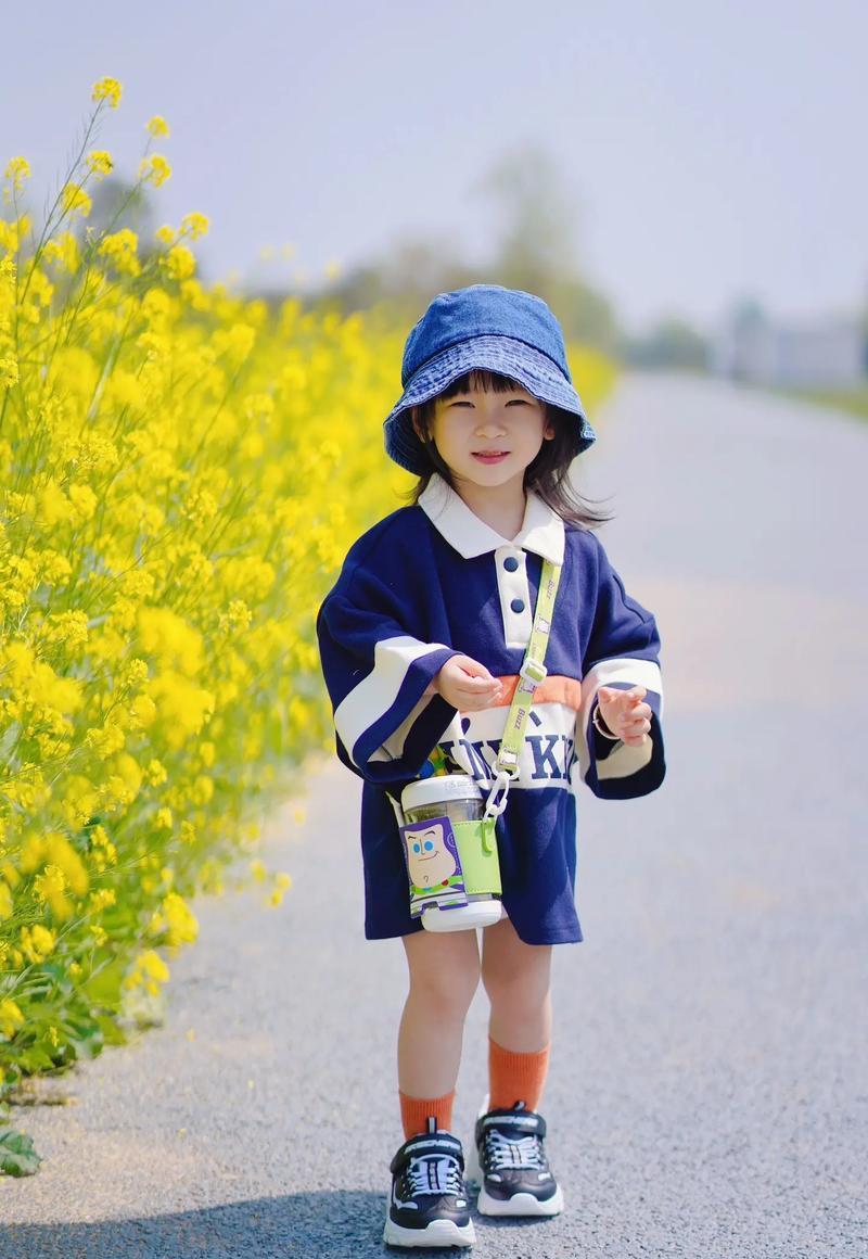真的看不下去，有些人仗着“喜欢孩子”的名义，上来就对别人家小孩又亲又抱，这到底是