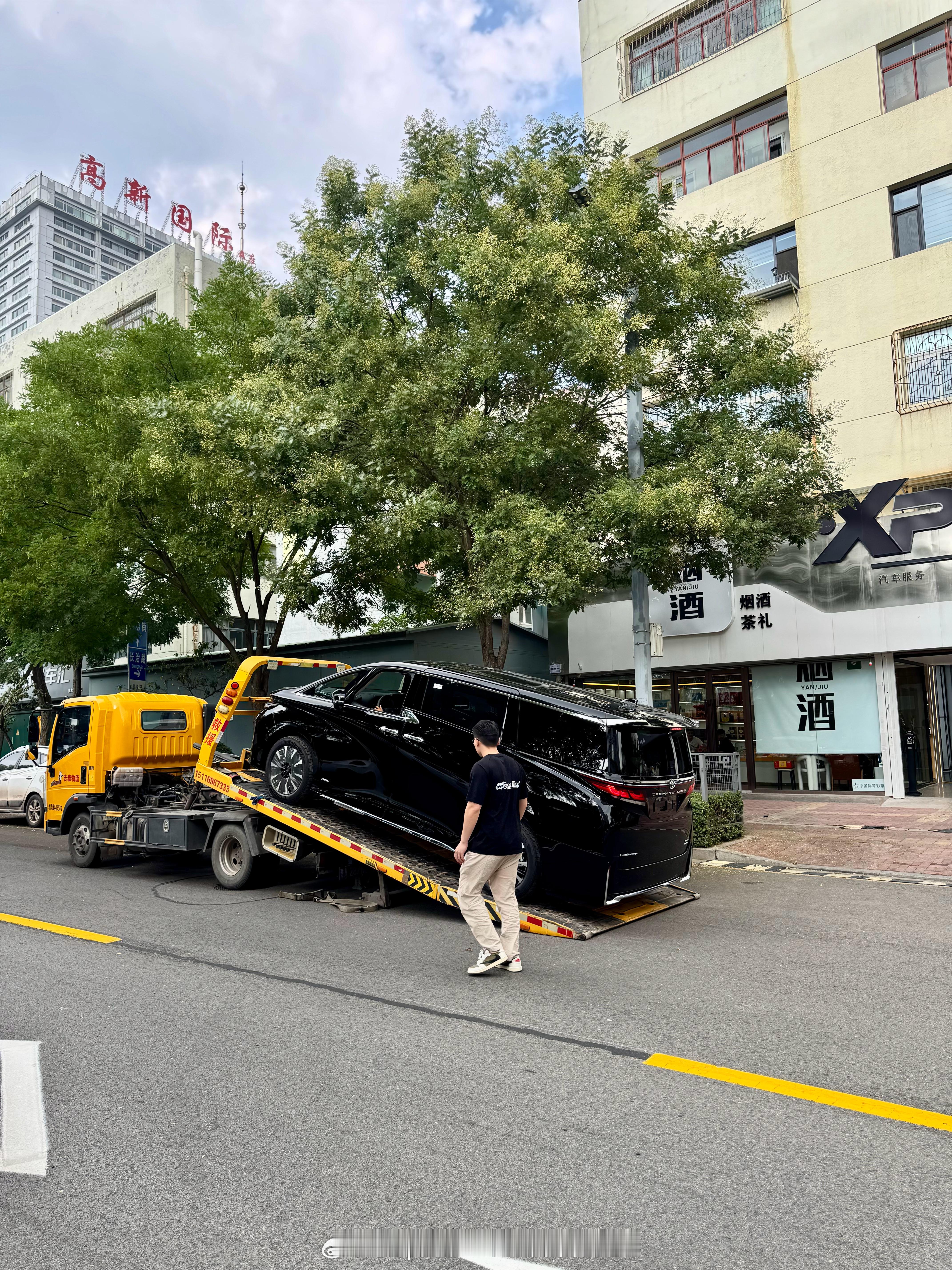 老板的保姆车到了 ​​​