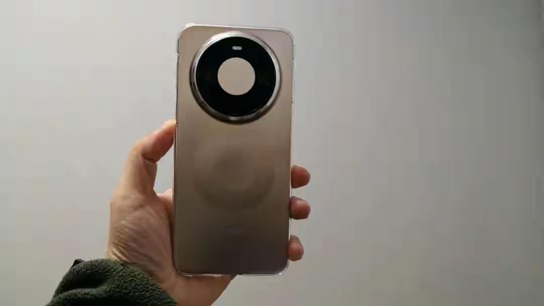 华为Mate新机来了华为Mate80系列的亮眼销量，是技术实力与用户信任的双向奔