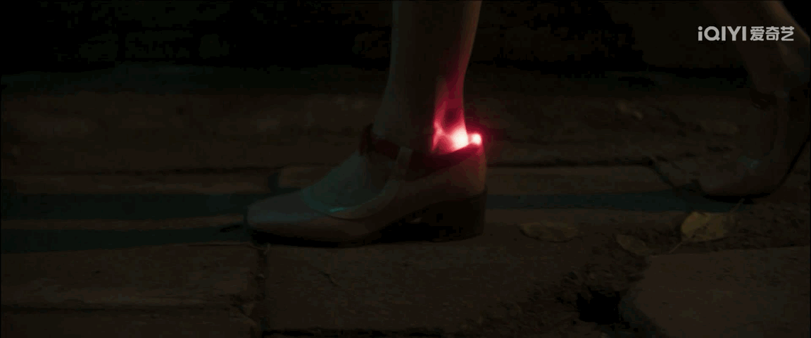 树影迷宫女子被刺浴血求生 树影迷宫里，女子被刺后浴血按手印的那一幕，太有冲击力了