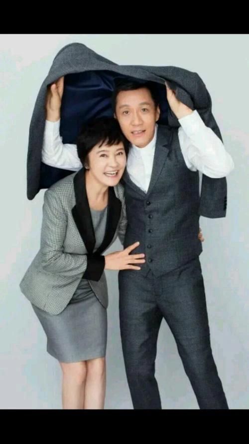 61岁冯远征和69岁太太好浪漫哦，相差8岁的姐弟恋，丁克27年恩爱如初！
两人特