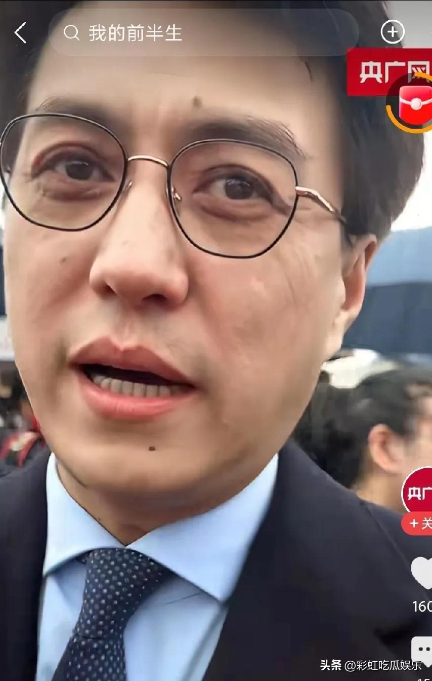 靳东怎么老成这样了？眼皮耷拉下来，眼纹太多，法令纹深已经是老年人的面容，和他演我