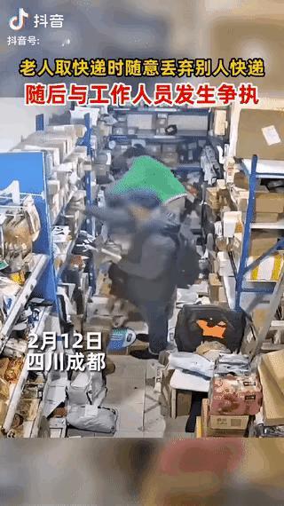 老人取快递，不是自己的全部扔一边，这样的老人不值得尊重老人偷拿快递 这些老人怎么