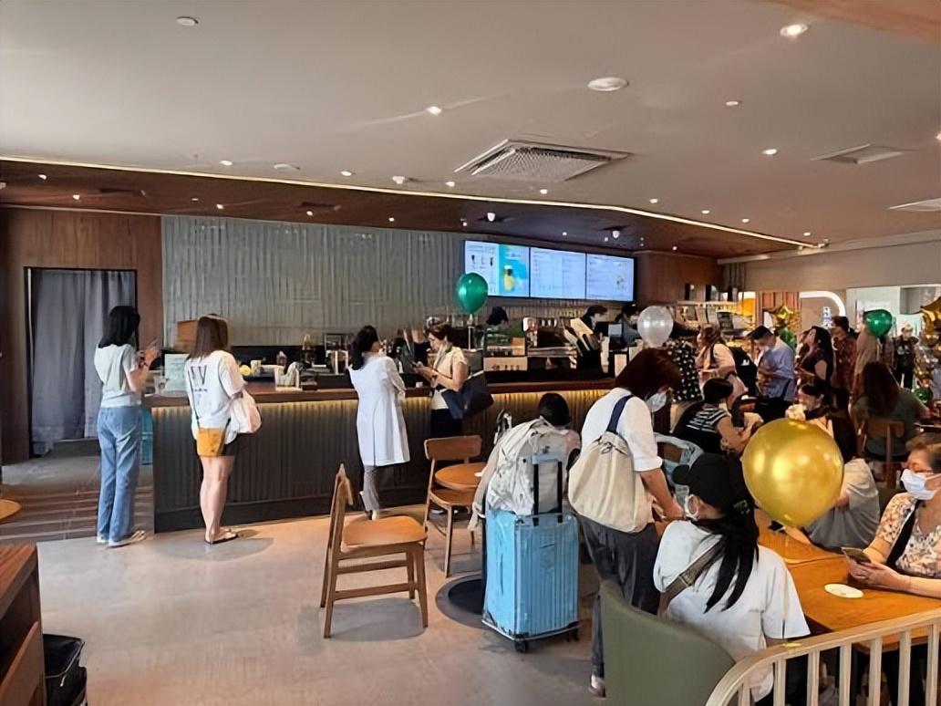 星巴克不允许人们“免费坐”了。全国门店自10月22日起推行“消费入座”，并摆放《