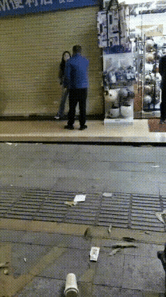 汕头某地一女子出轨情夫，被丈夫远程监控发现后堵在店里，这时候出轨妻子却极力维护情