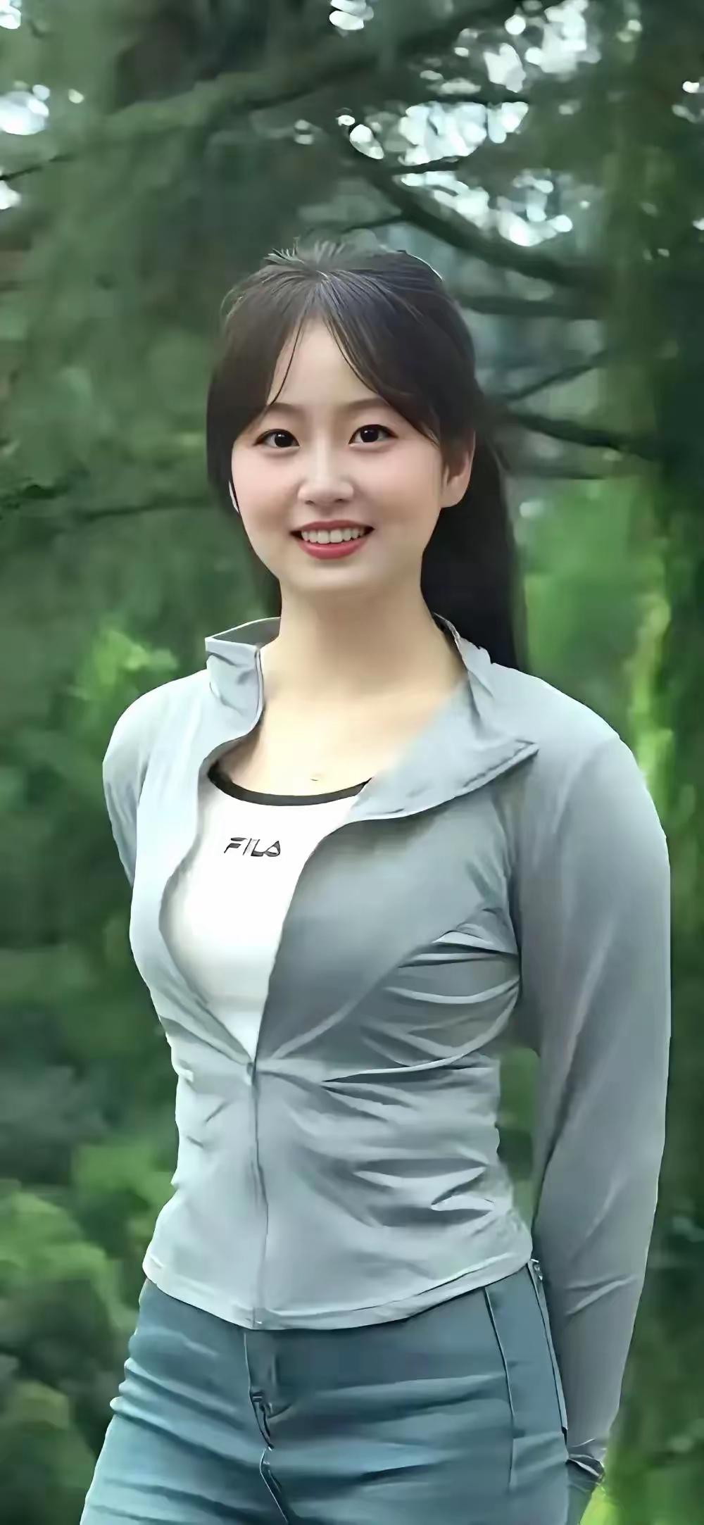 户外运动少女，活力满满的一天！🌿💪