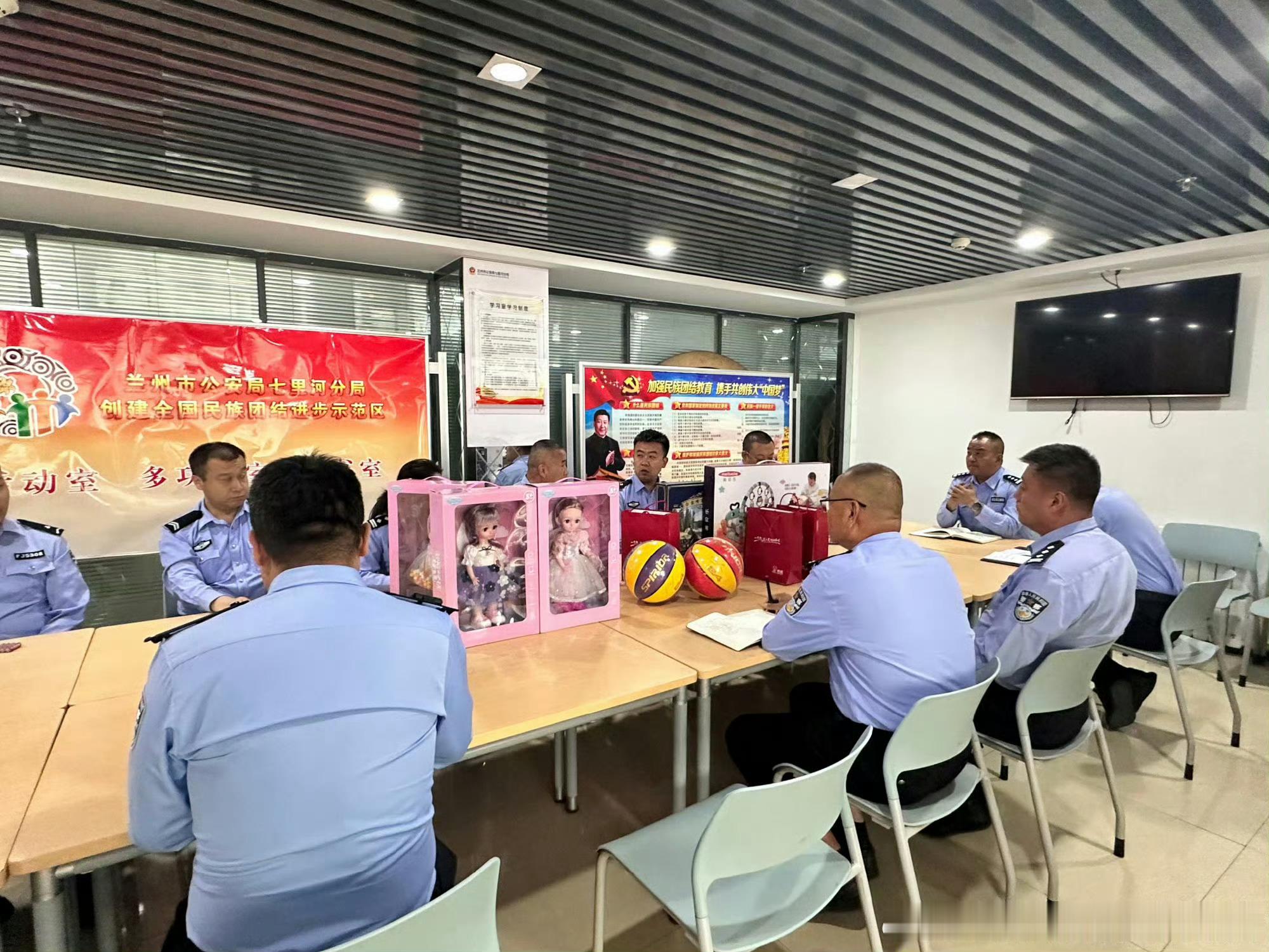 兰州七里河公安警营六一慰问【一份礼物，双重温暖】 六一儿童节警宝们收到了来自“第