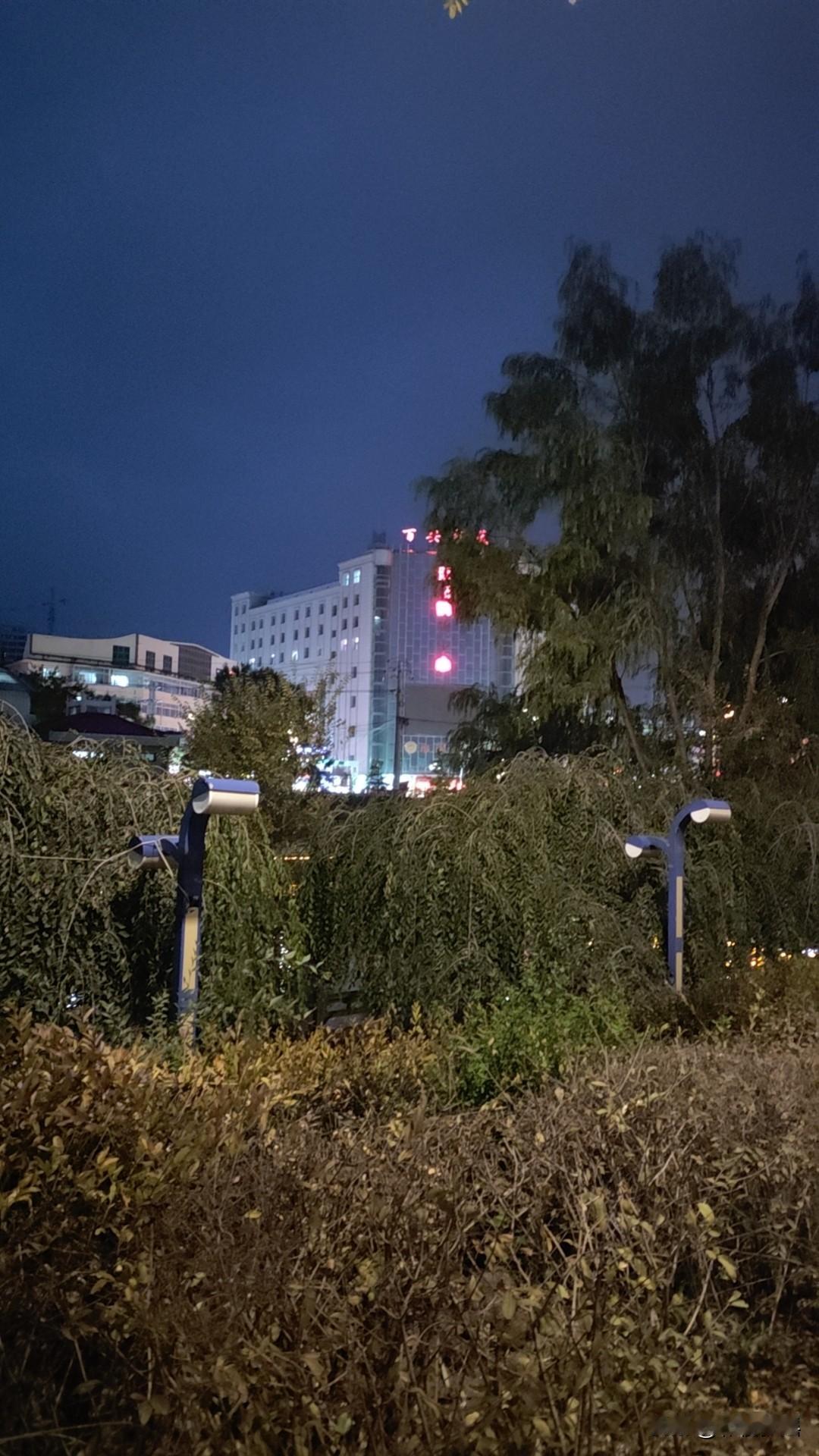 初中同学小何，我因休学，初二时和他们分到了同一个班级。初二到初三这两年，我们关系