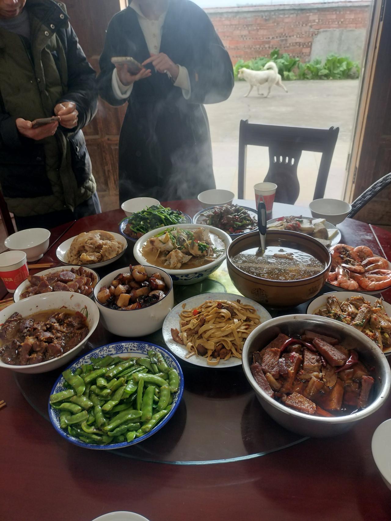 镜头下的年味今天中午到我弟弟家吃饭，很丰盛，有几个特色菜，扣肉，肉丸，万安鱼头，