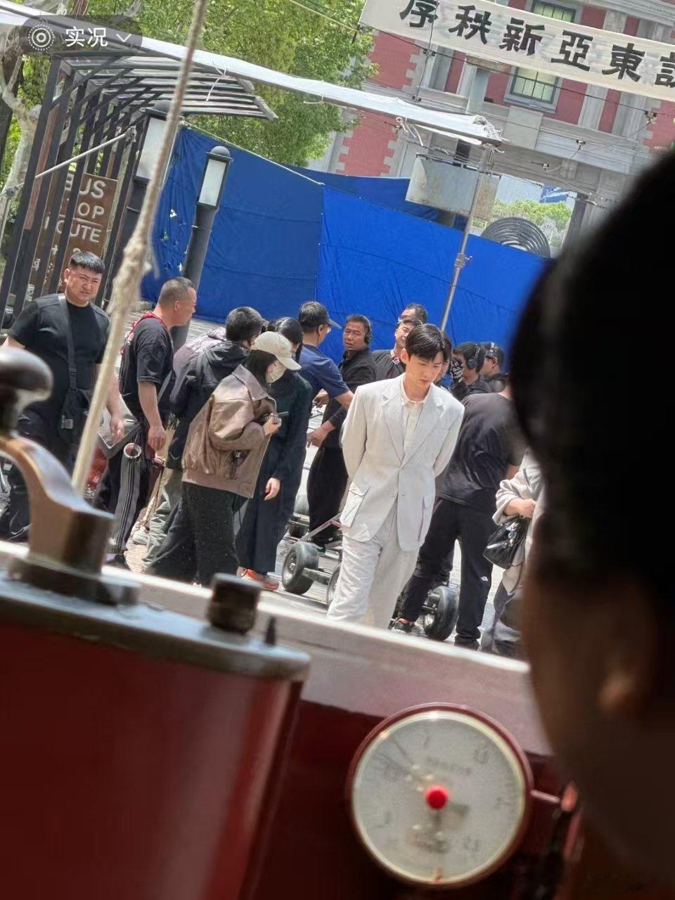 白敬亭郭晓婷同框路透 白敬亭郭晓婷《战争和人》同框路透，民国气质好浓！白敬亭郭晓