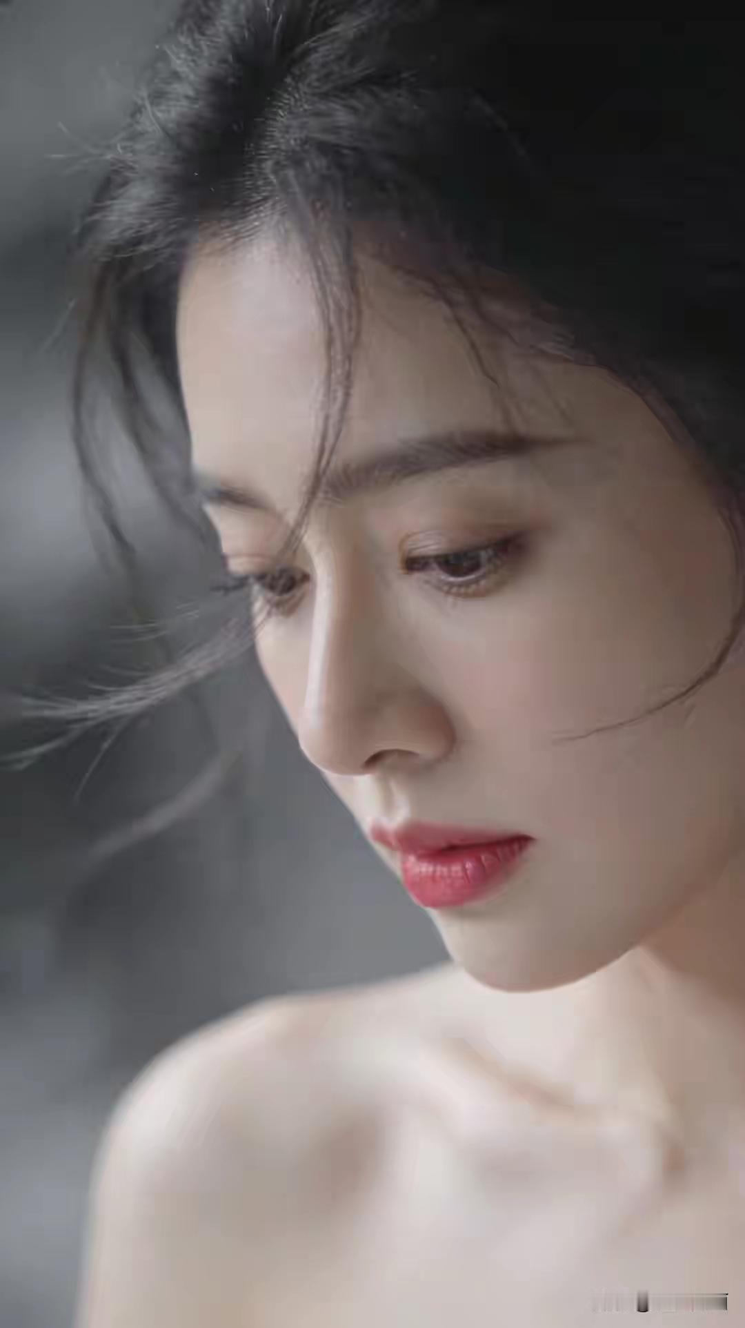 温柔低头的瞬间，散发着淡淡的忧郁与美丽。