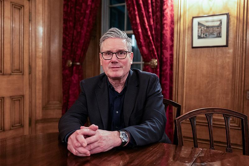 英国首相斯塔默的话实属难得。他表示，英国不会在中美之间做二选一式的选边站队。众所