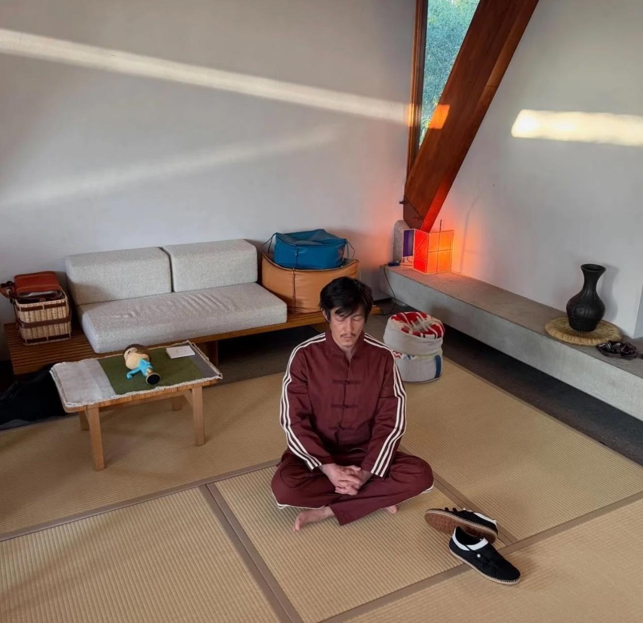 还以为现在的陈冠希不但穿的不起眼，住的地方也很朴素，没想到这套看上去平平无奇的房