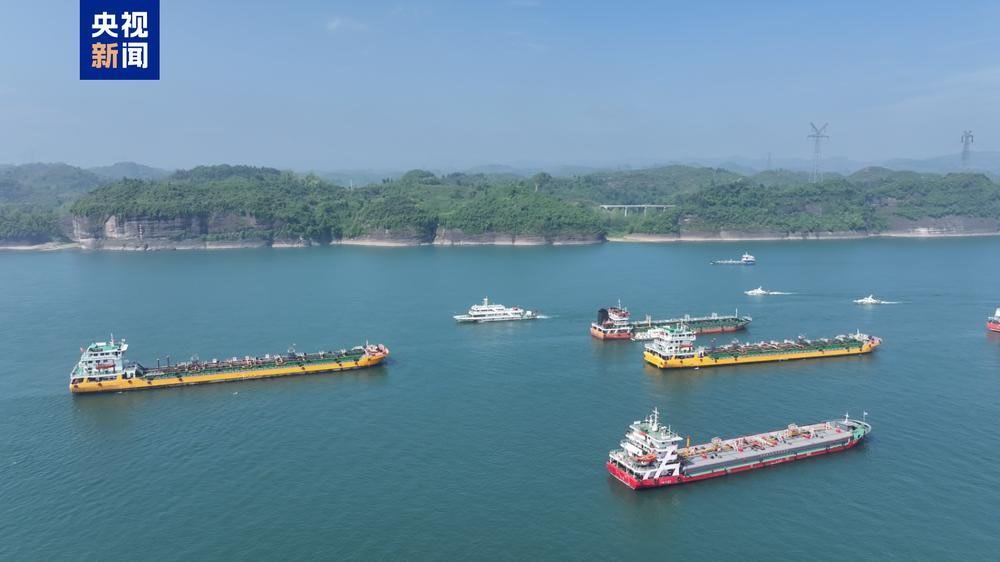 2025年长江干线港口货物吞吐量超42亿吨、三峡枢纽通过量1.7亿吨，同比增长4