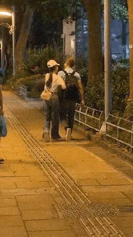 郭富城和老婆方媛甜蜜出街，香港男人不论年纪大小都喜欢双肩包，郭天王的眼光也不知道