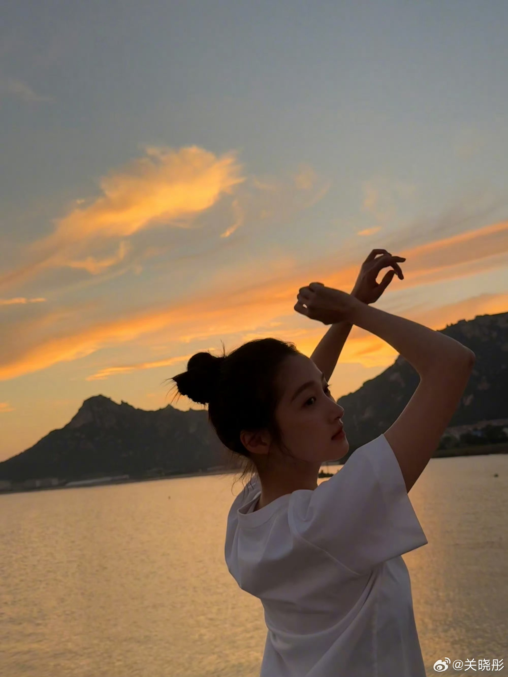 关晓彤夕阳关晓彤丸子头拥抱夕阳 关晓彤丸子头拥抱夕阳，好鲜活好美～ ​​​