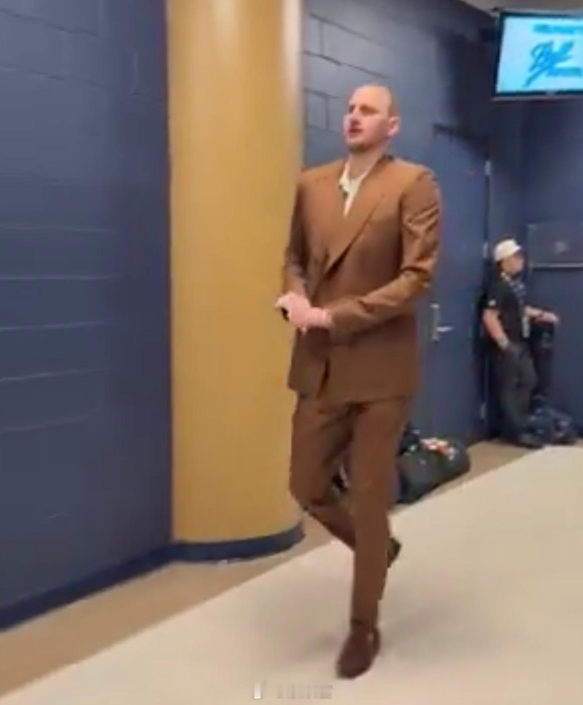 哈登开着劳斯莱斯约老师穿正装都拿到了季后赛开门红 