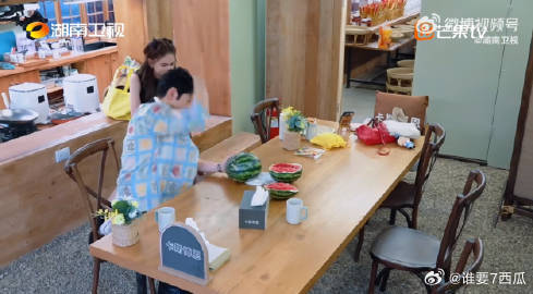 昆凌手劈西瓜西瓜只受了皮外伤 谁能想到昆凌的劈瓜技术这么“高超”，只留了点皮，太