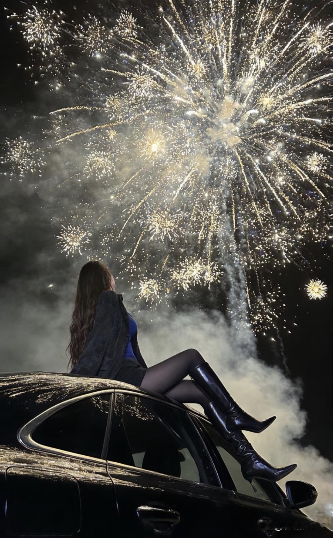 到底是女人爱上烟花的浪漫，还是烟花爱上浪漫的女人……