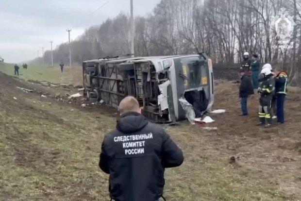 事故发生在彼得罗夫斯基区的萨拉托夫地区。

一辆校车发生了事故，掉进了沟里。
