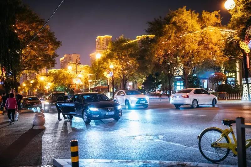 《不要让任何人任何事影响你》
你有没有发现？我们每天都在被各种“影响”裹挟，像一