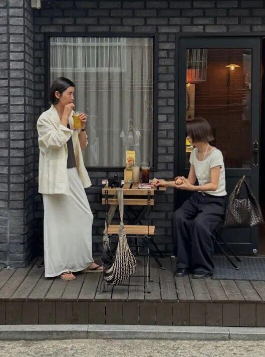 “静气穿搭”今年春天要爆火！堪称矮个子“疏离高智感”天花板，显高又显贵！
开春衣